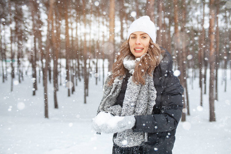 美丽的冬天的白雪皑皑的冬天的景色的年轻女子的画像