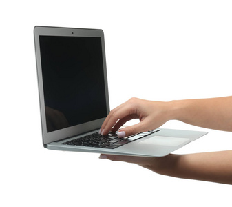 女性手与笔记本电脑在白色背景