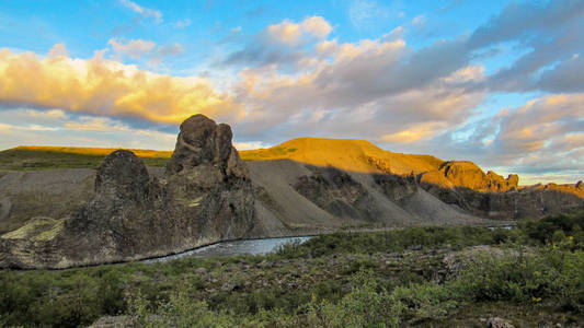 冰岛北部 vatnajokull 国家公园, 在 asbyrgi 的 vesturdalur 入口处, 在壮观的天空中, 全景地