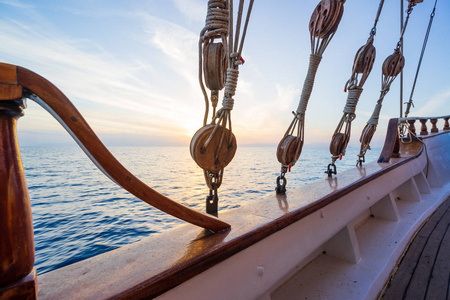 在希腊基克拉迪斯巡航时, 帆船甲板上的日落