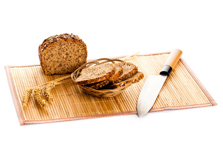 大面包的全麦面包切成薄片木面包板上