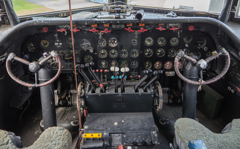 一架老式飞机的驾驶舱