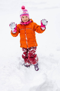 在户外的冬天在雪地里玩耍的女婴穆斯林