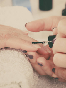 特写镜头的美容师画指甲的女性客户端。在美容院 spa 做指甲的女人