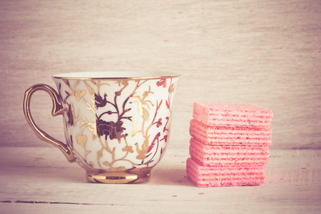咖啡的杯和粉红色华夫饼配过滤效果复古怀旧风格