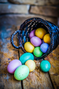 仿古木制背景上的篮子中的复活节彩蛋