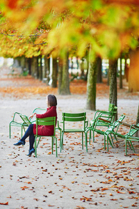 美丽的年轻女子在巴黎的杜乐丽花园, 在一个明亮的秋季一天。法国秋季旅游与度假
