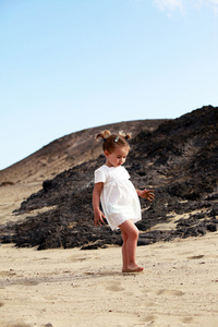 在沙滩上的小女孩