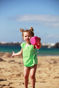 在海滩上玩的小女孩