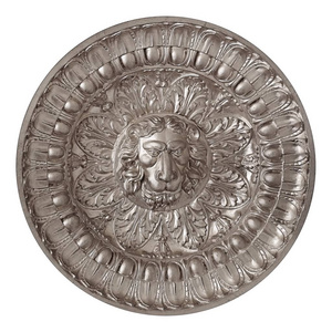 在白色背景下被隔绝的银色狮子头形式的装饰元素