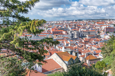 里斯本天际线的鸟图从城市城堡在一个美丽的阳光明媚的天与云彩, 葡萄牙