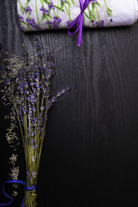 芳香疗法概念与紫色毛巾, 装饰紫色弓, 和薰衣草干花木背景, 复制空间