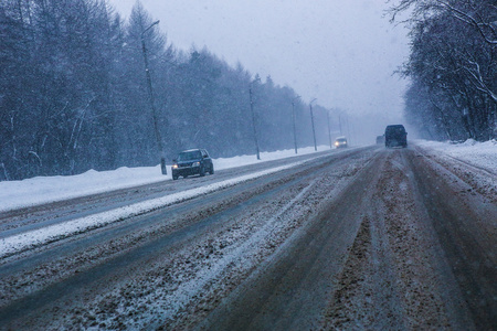 降雪和雾在冬季公路