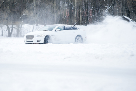 汽车漂移喷雪