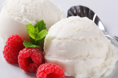 两勺白冰淇淋和新鲜的覆盆子