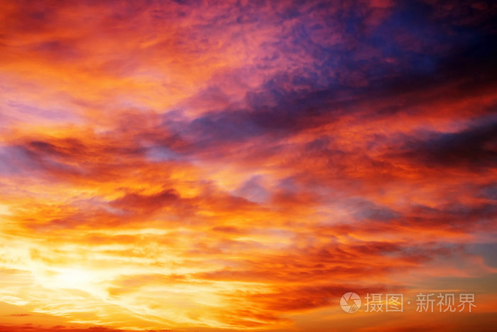 火红的橙色落日的天空.美丽的天空.天空背景