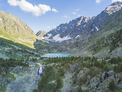 Kuiguk 山谷。阿尔泰山脉的湖泊和瀑布。俄国风景