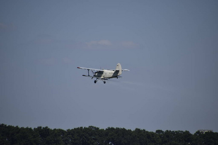 飞机农业航空 An2。喷洒肥料和杀虫剂在领域与航空器