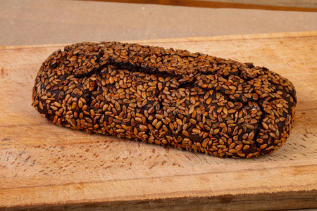自制的美味面包的木质背景