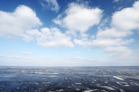海水和洁白的云朵的冰