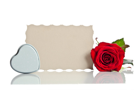 红玫瑰与框形状中的一颗心和空白的礼品卡 f