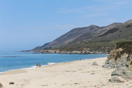 美丽的波浪在加利福尼亚的蒙特雷海岸坠毁