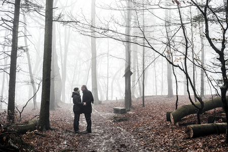 浪漫的情侣，在雾气弥漫的森林