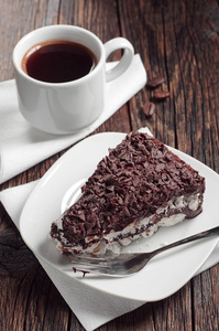 一块巧克力蛋糕和咖啡杯子