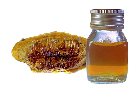 蜂窝和蜂蜜在瓶子里