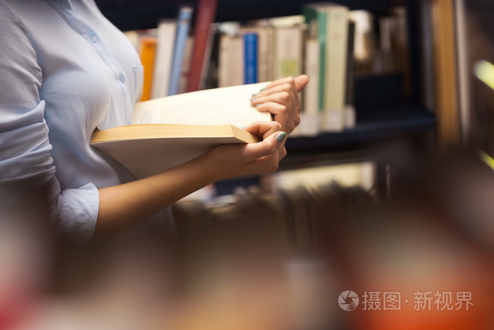 学生在图书馆读书照片-正版商用图片0a1c4k-摄图新视界