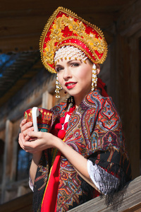 在 kokoshnik 的俄罗斯姑娘