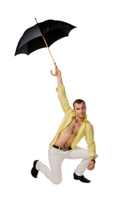 年轻男子用一把雨伞