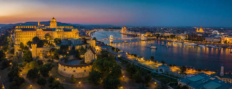 布达佩斯匈牙利鸟瞰布达佩斯在蓝小时与布达城堡皇宫, 塞切尼链桥, 议会, 圣斯蒂芬的大教堂和多瑙河上的观光船