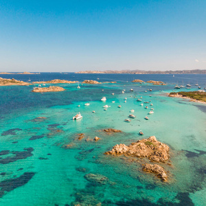 意大利撒丁岛马达莱纳群岛的 Razzoli圣玛丽亚和 Budelli 群岛无人机鸟瞰图