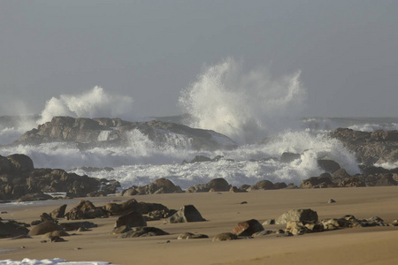 从葡萄牙北部海岸的悬崖上, 狂风暴雨的海浪飞溅而过