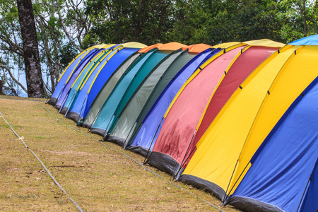 五颜六色的帐篷野营地上