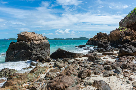 岩石海岸和白色沙滩与蓝色海在 Kohkham。曼谷, 春武里, 泰国