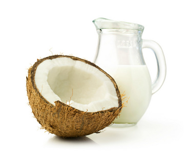 椰子和椰子牛奶在一个玻璃瓶中
