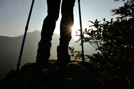 女人对岩石山的徒步旅行者