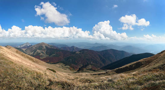 在阴天在弗拉特纳山谷的全景, 在国家公园马拉法特拉, 斯洛伐克。秋天