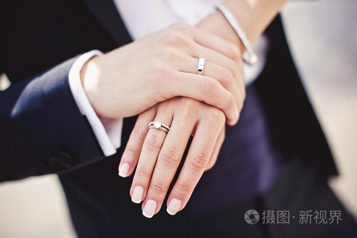 手挽手与结婚戒指