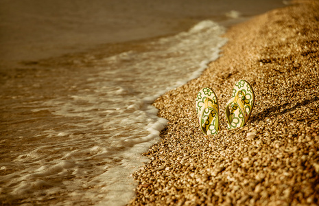 在海滩上的沙牌拖鞋