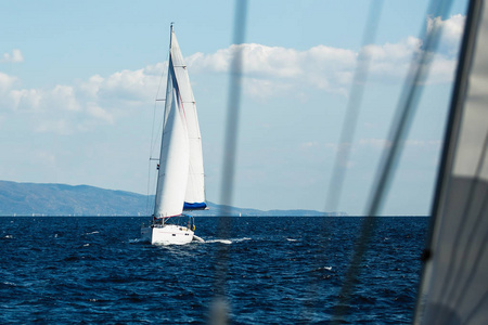 在希腊群岛爱琴海的游艇赛马会上, 帆船在海上滑翔