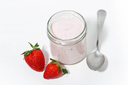 甜草莓酸奶和新鲜浆果白色背景, 顶部视图水平