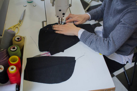 女裁缝车间, 在工作室与服装的定制工作过程