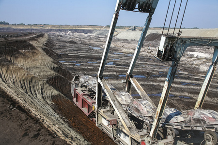 在一家煤矿的巨型挖掘机