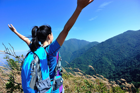 女子登山者享受美丽