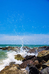 海的海岸线岩石海岸线对蓝天与云