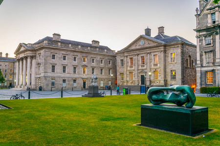 爱尔兰都柏林三位一体大学校园内的议会广场上的一座建筑的景色