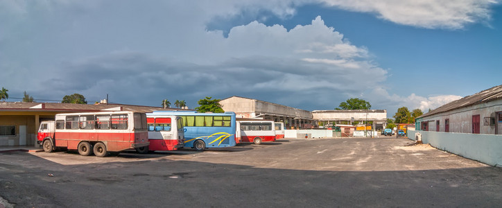 西恩富戈斯车站与巴士全景视图图片